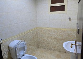 شقة بصالة ومجلس وغرفتين نوم 
