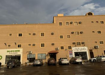 شقة بغرفة جلوس وغرفة نوم 