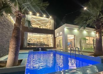 شاليه بجلسة تطل على مسبح خارجي 