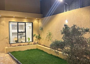 شالية بمسبح ألعاب مائية ومسطح اخضر