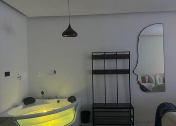 استديو بجاكوزي وكراج دخول ذاتي