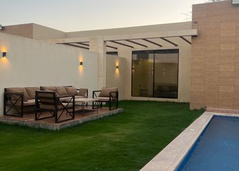 شاليه بركن شواء ومسطح اخضر 
