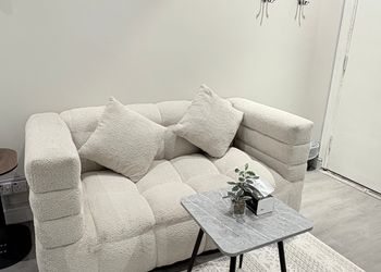 استديو بسرير ماستر وجلسة جانبية