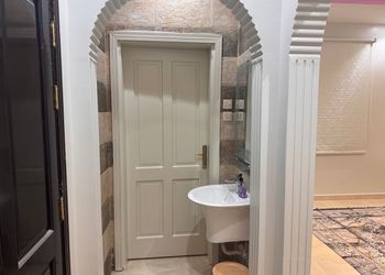 شقة بصالة وثلاث غرف نوم