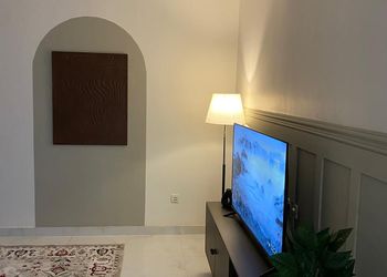استديو بأثاث مريح وبسيط 