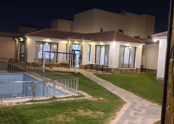 شالية بمسبح وجلسة خارجية 