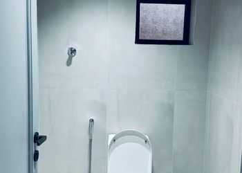 شاليه بمسطح اخضر ومسبح 