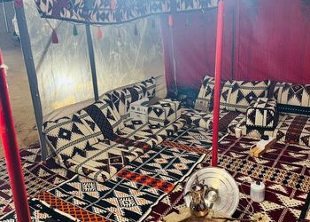 مخيم بجلسة خارجية وأجواء ممتعة