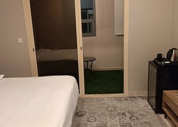 استديو بأثاث مريح وبسيط 