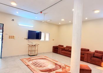 استراحة بمسبح خارجي وجلسة خارجية