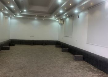 استراحة بمجلس واسع وفناء خارجي 