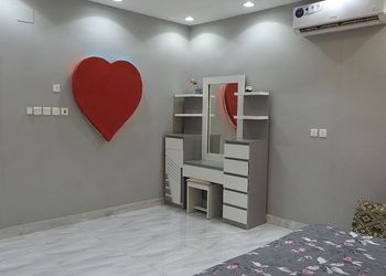استراحة بمجلس واسع وفناء خارجي 