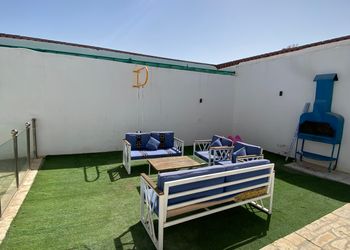 شاليه بجلسة تطل على مسبح خارجي 