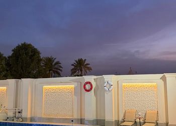 شاليه بمسطح اخضر وجلسة خارجية