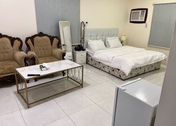 غرفة بسرير ماستر