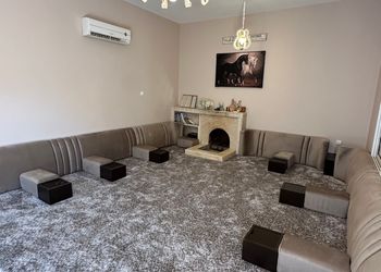 مزرعة بجلسة خارجية واسطبل خيل