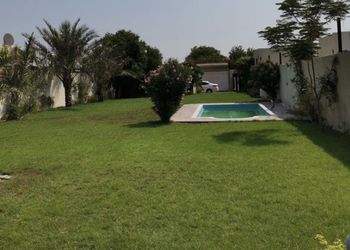 استراحة بمسبح خارجي ومسطح اخضر
