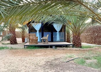 كوخ بسرير ماستر وجلسة خارجية