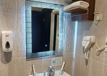 غرفة بأثاث بسيط ومريح