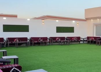استراحة بمجلس واسع وفناء خارجي 