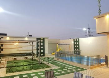شاليه بجلسة تطل على مسبح خارجي 