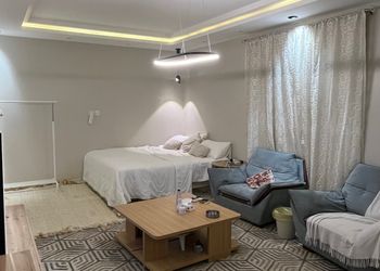استديو بسرير ماستر وجلسة مريحة 