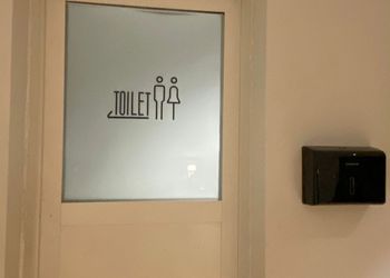 غرفة وصالة عصرية بدخول ذاتي