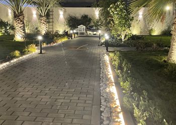 شاليه بمسطح اخضر ومسبح