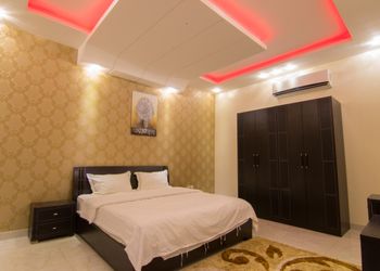 شاليه بمسطح اخضر وألعاب أطفال 