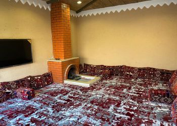 شاليه بصالة داخلية ومسطح اخضر