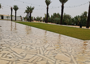 مزرعة بمسطح اخضر وجلسة خارجية 