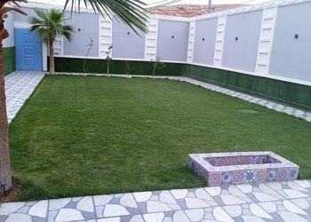 شاليه بمجلس رئيسي و مسطح اخضر 