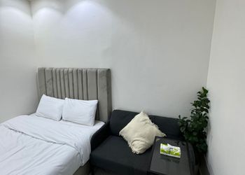 استديو بسرير ماستر وأثاث مريح 