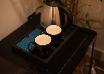 استديو بأثاث مريح وبسيط 