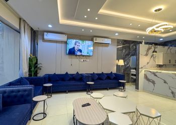 شاليه بجلسات خارجية وألعاب مائية