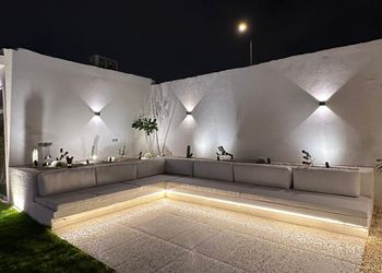 شاليه بجلسة تطل على مسبح خارجي 