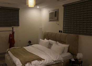 استديو بسرير ماستر وجلسه جانبيه