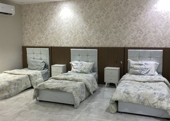 استراحة بجلسة خارجية ومسبح داخلي