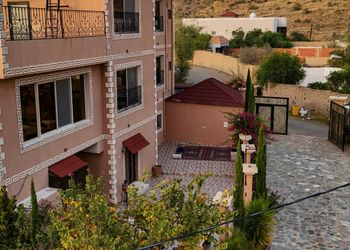مزرعة بمناظر خلابة وجلسة خارجية 