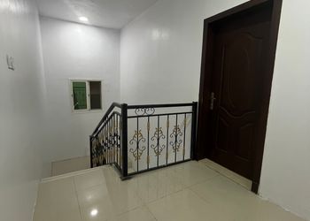 استديو بأثاث مريح وبسيط 