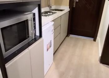 شقة بغرفة معيشة وغرفة نوم 