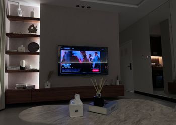 استديو بجلسة خارجية وتصميم هادئ 