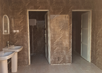 شالية بجلسة خارجية ومسطح اخضر 