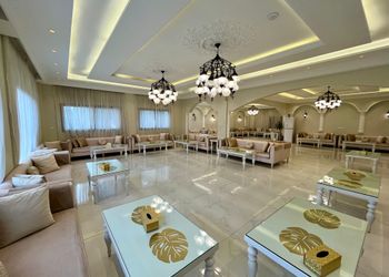 شاليه بمسطح اخضر ومسبح 
