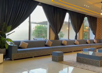 شاليه بمسطح اخضر وجلسة خارجية 