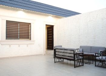شاليه بصالة أنيقة وجلسة خارجية