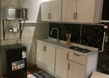 استديو بسرير مفرد وجلسة 