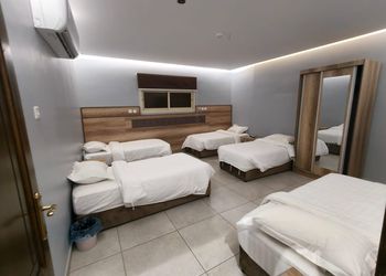 شقة بغرف نوم وأثاث مريح 