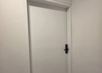 شقة بثلاث غرف نوم وجلسة خارجية