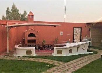 شاليه بمسطح اخضر وجلسة خارجية 